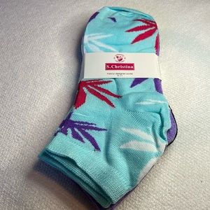 Women’s Socks.  4 20 Leaf Print. 3 Pairs. New in package